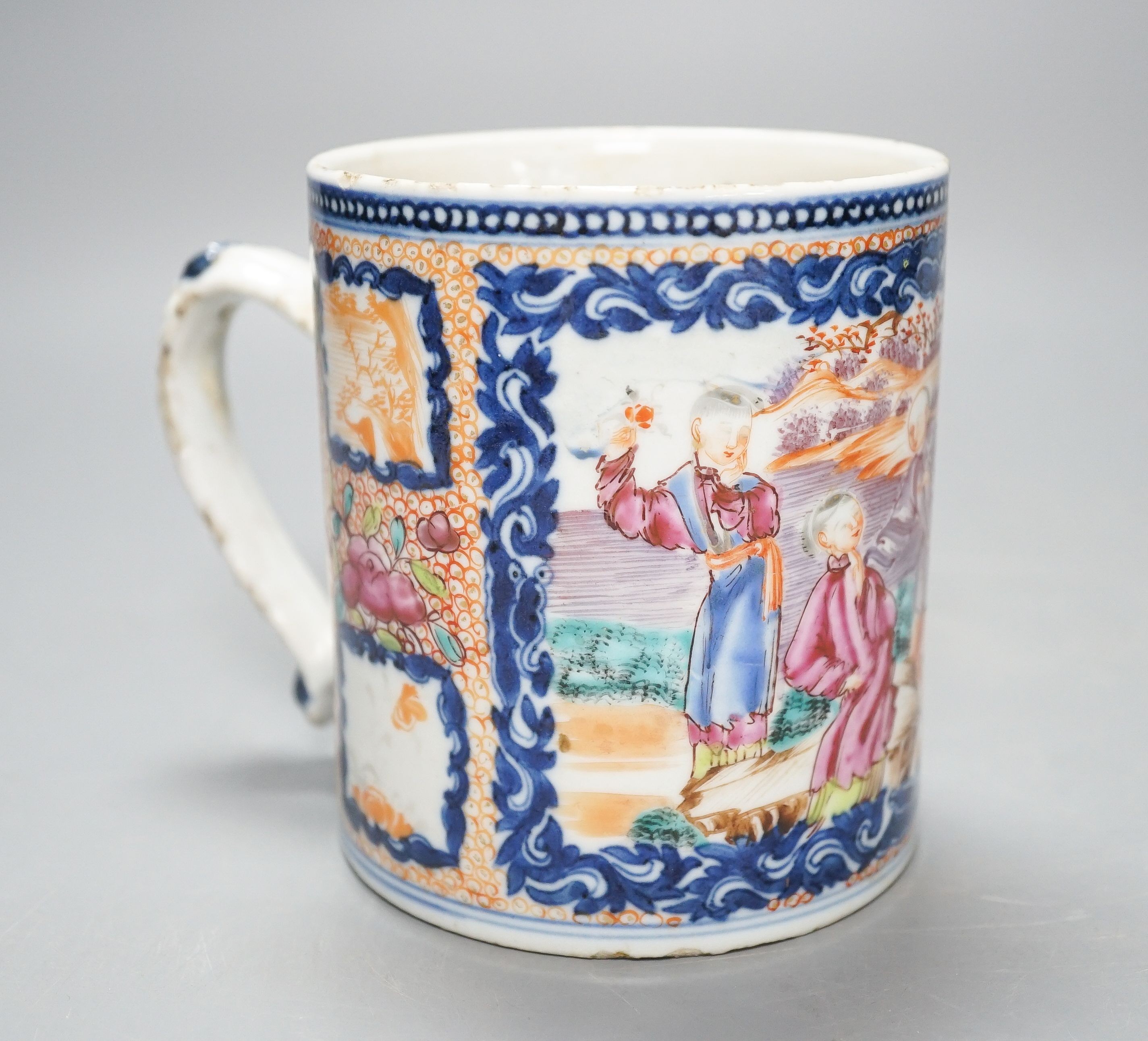 A Chinese export Mandarin pattern mug, Qianlong period, height 11cm